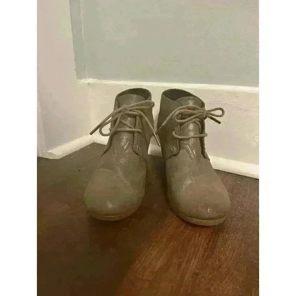 TOMS Desert Wedge Shoe Taupe With Gold Synthetic Sueded Leather‎ Women's Size 8 - Picture 2 of 11